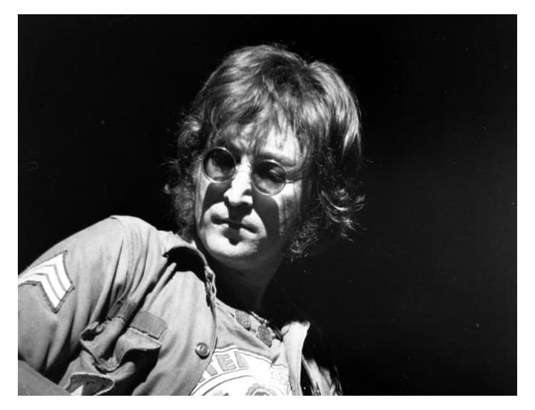 Hudobný svet si dnes pripomína nedožitých 80 rokov Johna Lennona