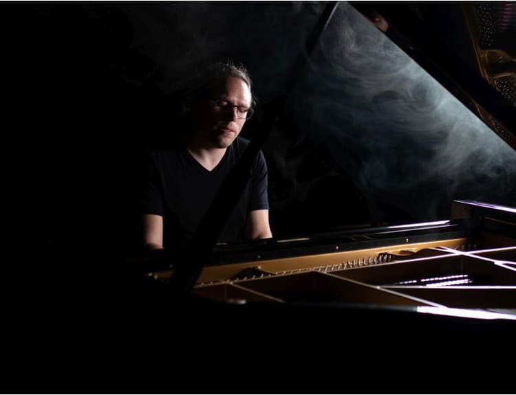 Český skladateľ, aranžér a pianista Michal Worek vydává Piano
