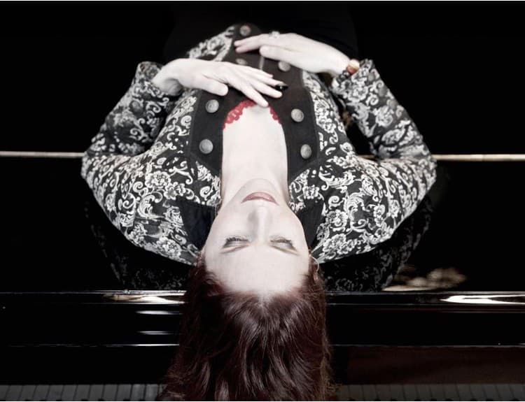 Slovenská speváčka, klaviristka a pesničkárka Petra Jordan vydáva singel Let Love
