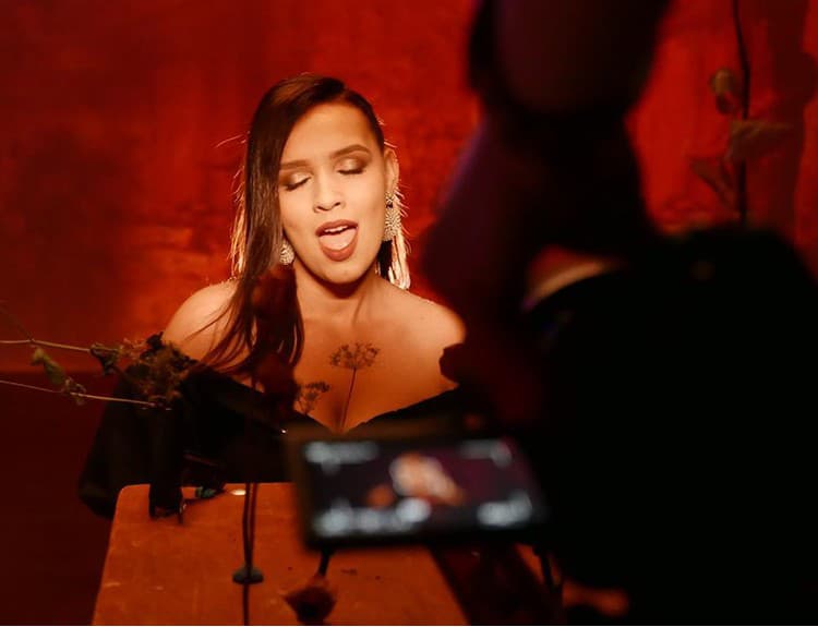 Speváčka Nika debutuje singlom Vášeň. V klipe z nej vyžaruje ženskosť a cit