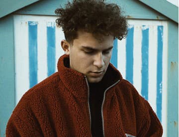 The Curly Simon s dvojicou nových klipov avizuje sólový debut Things We Don't Say
