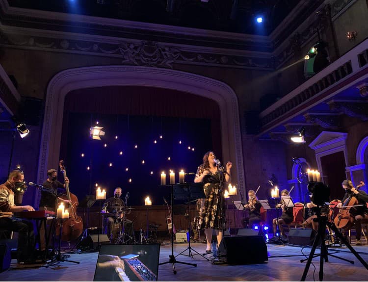 Katka Koščová pripravila online vianočný koncert s kapelou a sláčikovým kvartetom