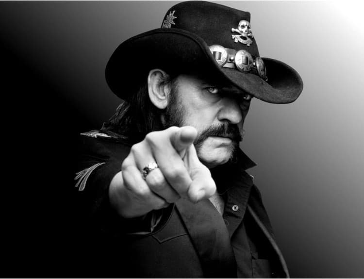 Lemmy je originál aj po smrti. Jeho priatelia dostali muzikantov popol v nábojnici