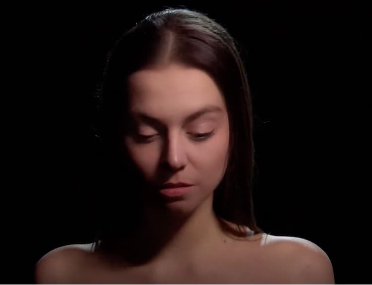Bara zverejnila videoklip k melancholickej piesni Maľujem vlastnú tvár