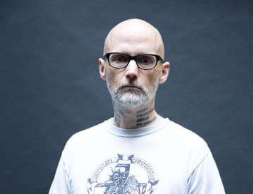 Moby vydáva album Reprise. Vracia sa k svojim hitom s orchestrom a vokalistami Moby vydáva album Reprise. Vracia sa k svojim hitom s orchestrom a vokalistami