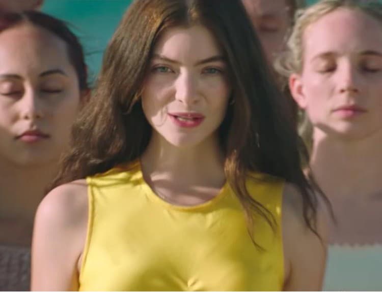 Lorde je späť! Predstavila letný, slnečný singel s plážovým videoklipom