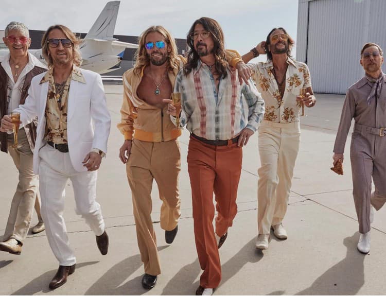 Foo Fighters predstavili alter ego Dee Gees. Vzdajú poctu disco štýlu 70. rokov