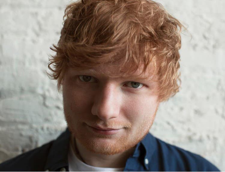 Ed Sheeran dosiahol so singlom Bad Habits prvé miesto britskej hitparády