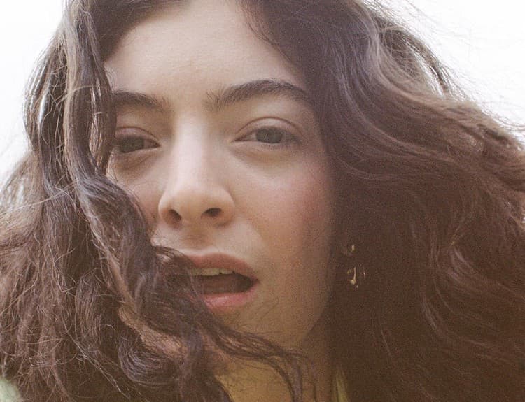 Nový singel speváčky Lorde je krehký a úprimný. Naživo znie výborne