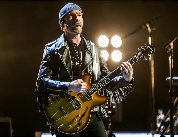 Gitarista The Edge z kapely U2 má 60 rokov