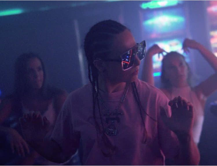 Dominika wHo sa v klipe Ver si pohráva s vibráciami 80. rokov