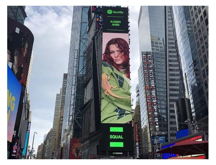 Karin Ann sa dostala na billboard spoločnosti Spotify na Times Square v New Yorku