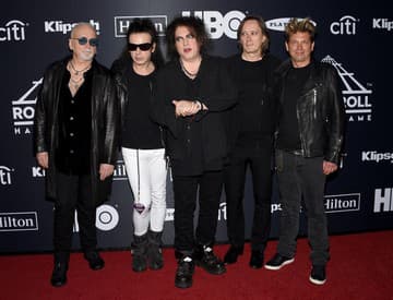 The Cure prišli o dlhodobého basáka Simona Gallupa. Zatiaľ nie je isté, kto ho nahradí 