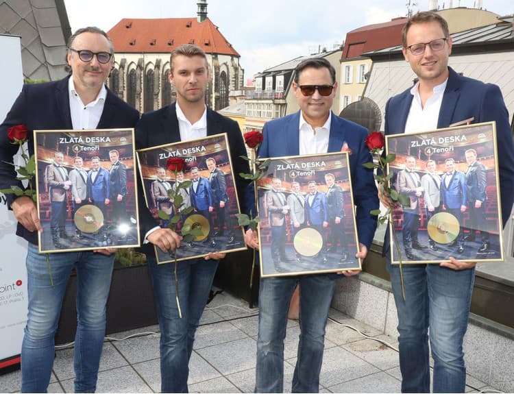 4 Tenoři si prevzali za svoj debutový album Zlatú platňu