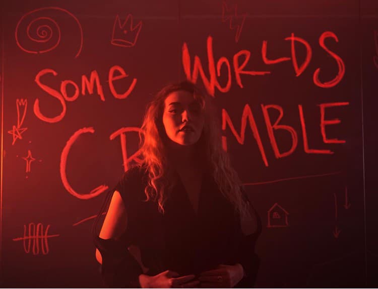 Marina Laduda odhaľuje svoju minulosť v horúcom videoklipe Some Worlds Crumble