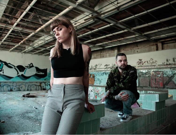 Pkrek a Sofia Nøt v novom singli Estrogen reflektujú tému boja s identitou