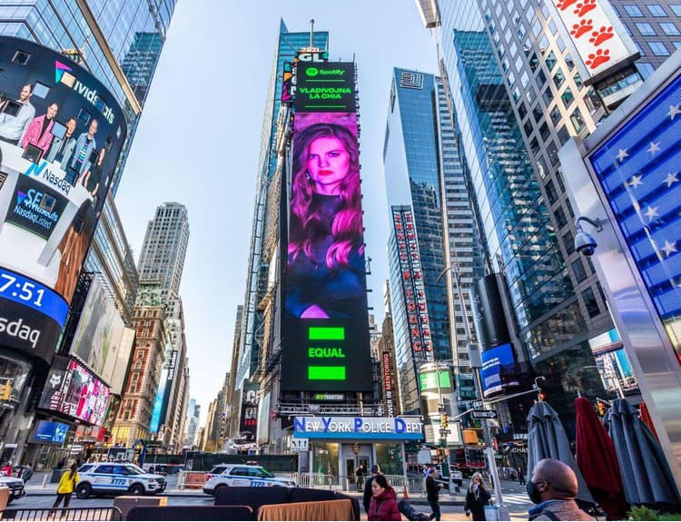 Vladivojna La Chia "tepe a září" na Times Square aj v európskych rádiách