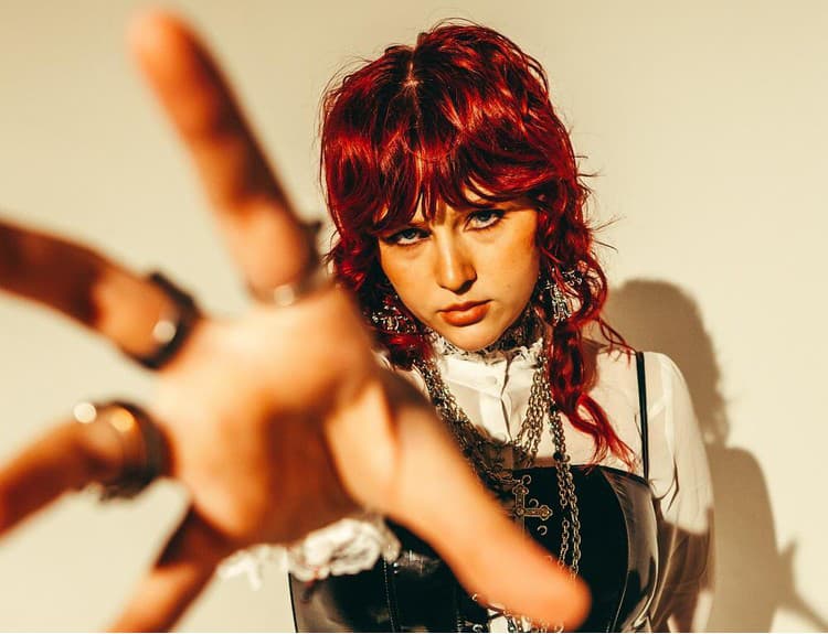 Karin Ann na novom singli spolupracovala s gitaristom Philom X z Bon Jovi