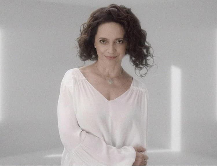Lucie Bílá vo videoklipe k piesni O lásce žiari a ukazuje rôzne podoby lásky