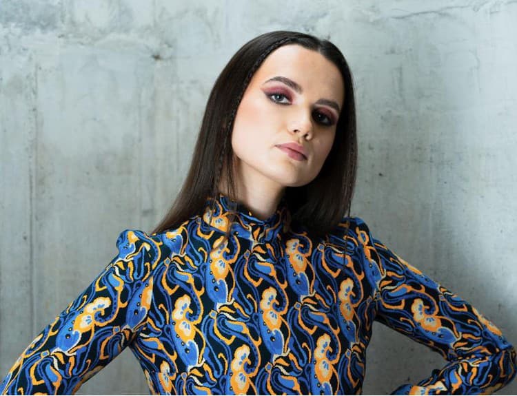 Speváčka Julia Pilar zverejnila nový singel a akustickú verziu debutu