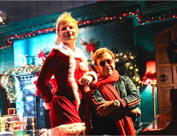 Ed Sheeran a Elton John zverejnili vianočnú skladbu so zábavným klipom