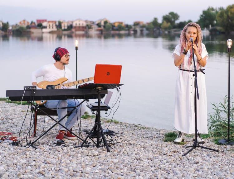Ewa Sipos a Adam Hudec zverejnili video Live Session na Pláži