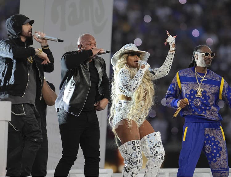 Super Bowl v réžii rapových hviezd: Najsledovanejšiu šou ovládli Dr. Dre a Eminem