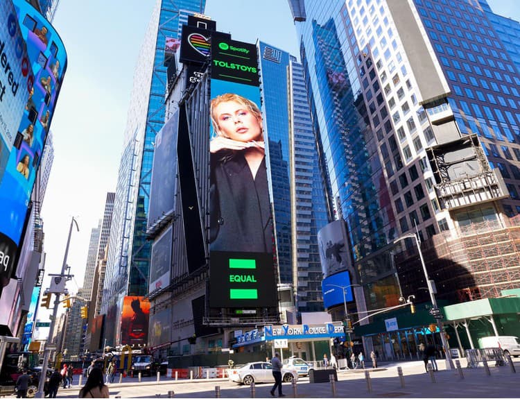 Ela Tolstova na billboarde Spotify na Time Square