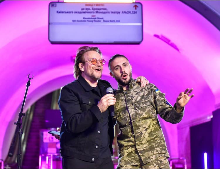 Bono z U2 a ukrajinský vojak v kyjevskom metre