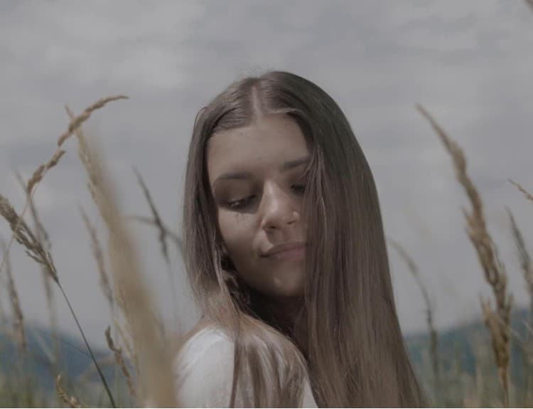 Monika Kucharčíková, videoklip V tráve vysokej