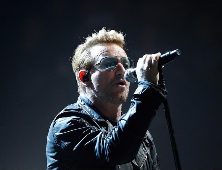 Bono z U2 počas koncertu v Paríži, 6.12.2015