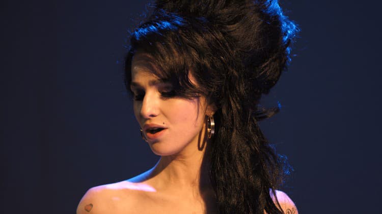 Marisa Abela ako Amy Winehouse