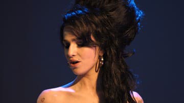 Marisa Abela ako Amy Winehouse