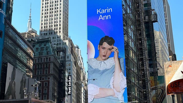 Karin Ann v kampani Glow na Times Square 25.6.2024
