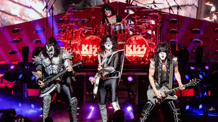 Kiss, 2019