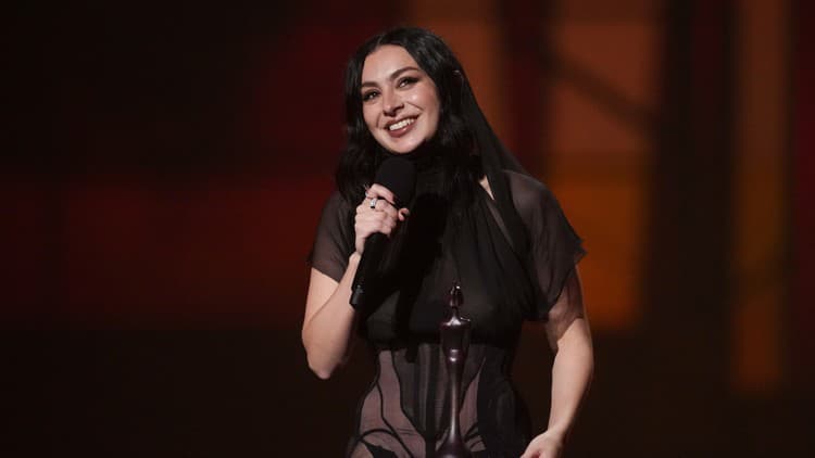 Charli XCX na Brit Awards 2025