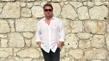 Popový refresh lyrického tenora: Nový singel Davida Deyla Nazí v písku má slovenský podpis