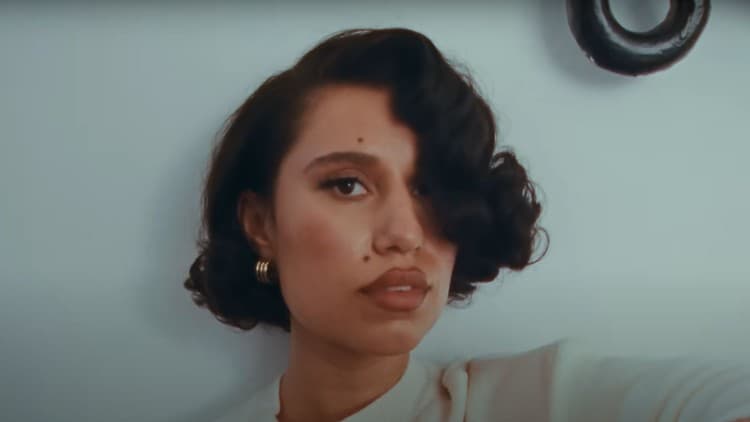 Raye a Mark Ronson, video Suzanne