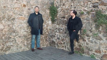 Edícia VŠMU predstavuje novinku In the Rhythm of... violončelistu Petra Nouzovského a gitaristu Adama Svitača