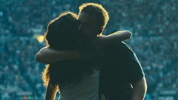 Sam Fender pozval Oliviu Dean pred 82-tisícový dav v Londýne. Teraz vydávajú duet Rain Me In
