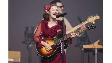 Bon Iver, Gracie Abrams a Aaron Dessner vydali spoločnú pieseň Sold Out