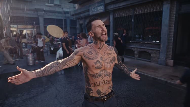 Maroon 5, video Love is Like