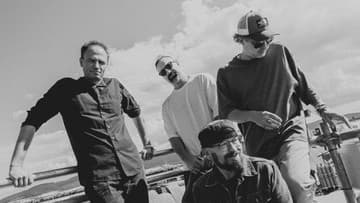 Korben Dallas vydávajú album Čomu uveríš. Je plný netradičných postáv aj osobných príbehov