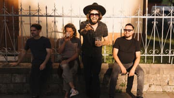 Energický rockový zvuk s výrazným gitarovým riffom. Le Payaco prichádzajú s novým singlom Sladké sľuby