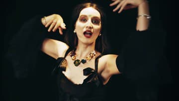 Anika Iris prichádza so svojou prvou skladbou v slovenčine. Pozrite si videoklip k novinke Mením sa