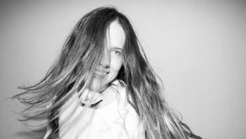 Česká speváčka Anna Vaverková vydala album Krása, ktorý ticho porazil post-debutový syndróm