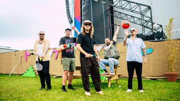IDLES prinesú na Pohodu 2026 divoký post-punk z Bristolu