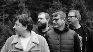 Vychádza Tiesňava, štvrtý album Saténových rúk. Má hĺbku, ľahkosť aj humor