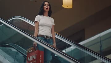 Katy Perry sa vo videoklipe k novinke Bandaids opakovane ocitá blízko smrti