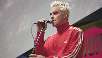 Robbie Williams sa vo videoklipe Pretty Face vracia do 90. rokov